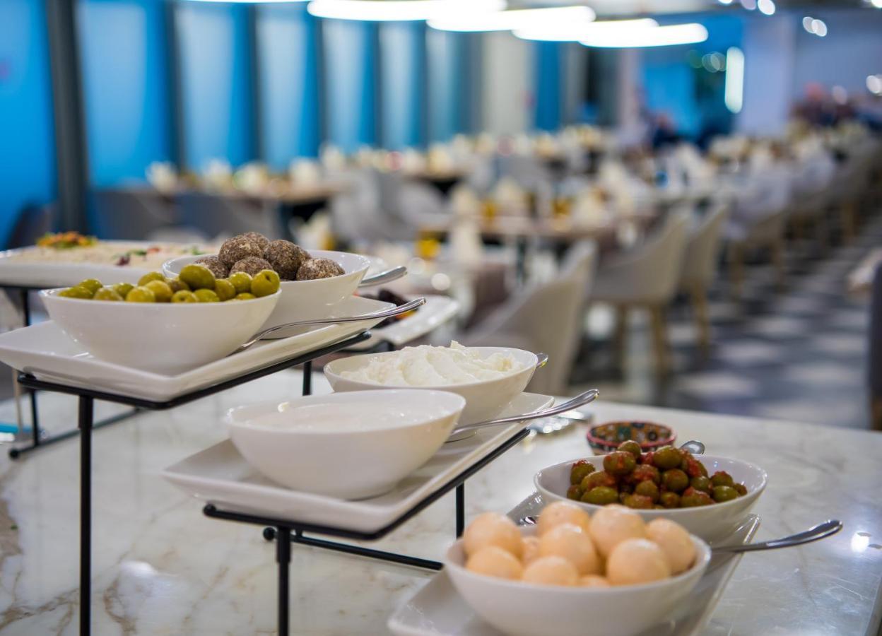 มิลเลนเนียม เอเตรีย บิสซิเนส เบย์ Aparthotel ดูไบ ภายนอก รูปภาพ A buffet at a hotel